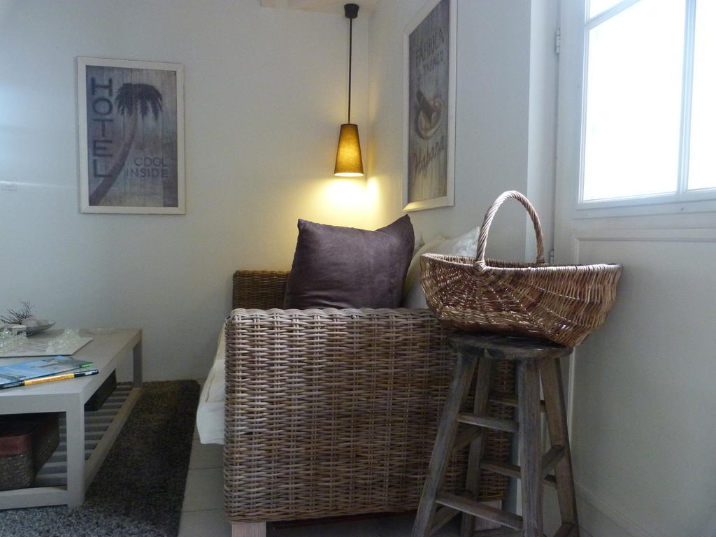 Les Persiennes Hotel Saintes Bagian luar foto