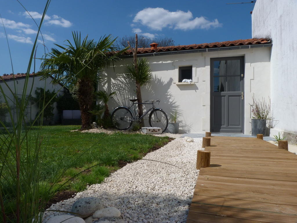 Les Persiennes Hotel Saintes Ruang foto