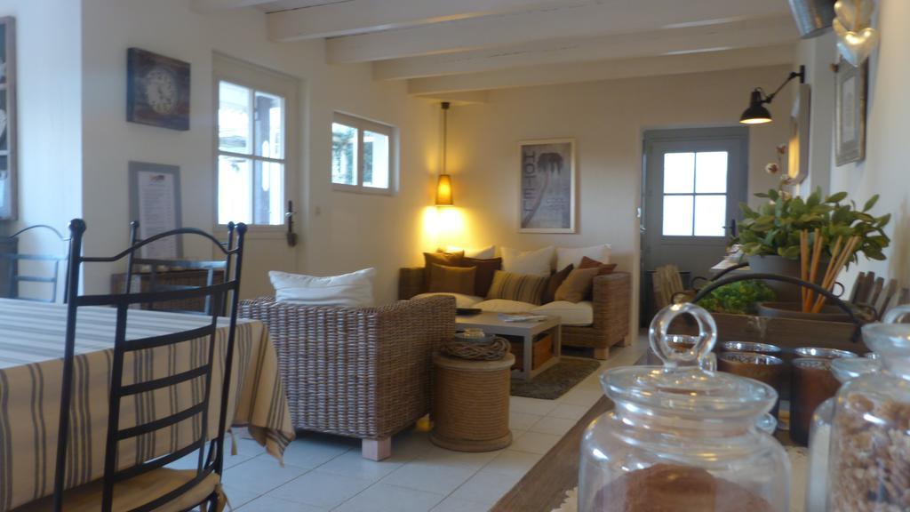 Les Persiennes Hotel Saintes Bagian luar foto