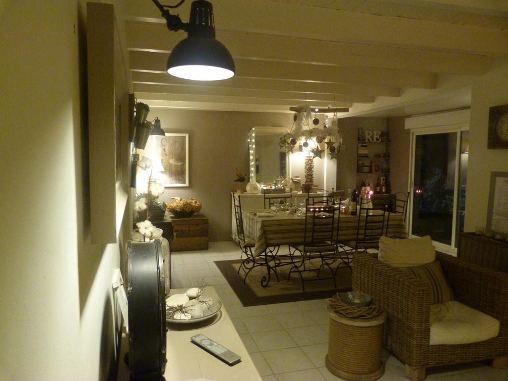 Les Persiennes Hotel Saintes Bagian luar foto
